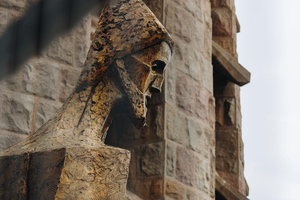 La imagen muestra un detalle arquitectónico de la Basílica de la Sagrada Familia en Barcelona. La estructura visible parece ser una ménsula o un elemento en voladizo, diseñado para soportar otro componente arquitectónico.