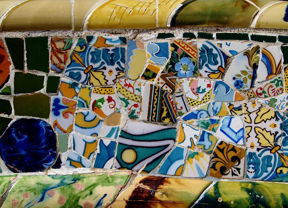 La imagen muestra un primer plano del icónico trabajo de mosaico, conocido como trencadís, característico de la arquitectura modernista catalana. La fotografía corresponde al Park Güell de Barcelona.