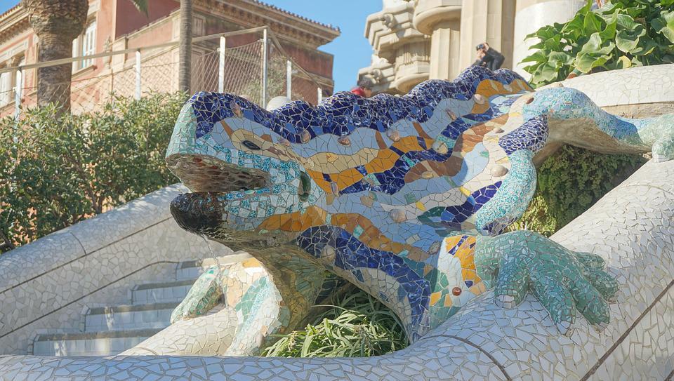 La imagen muestra la famosa escultura de la salamandra o dragón, conocida popularmente como "El Drac", ubicada en el Park Güell de Barcelona.